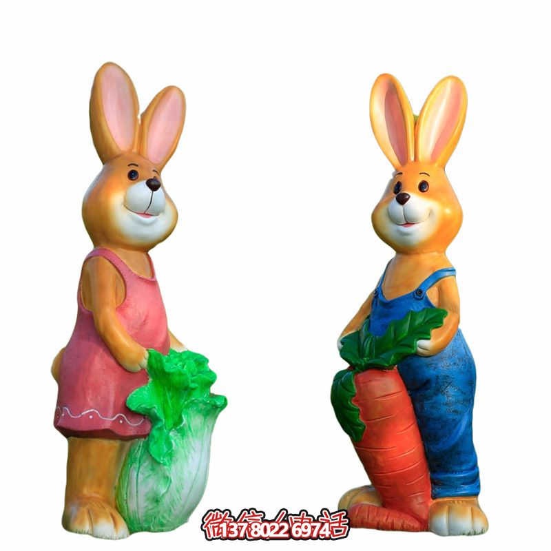 電影院門口兩只拿胡蘿卜和白菜的玻璃鋼兔子雕塑 電影院門口兩只拿胡蘿卜和白菜的玻璃鋼兔子雕塑